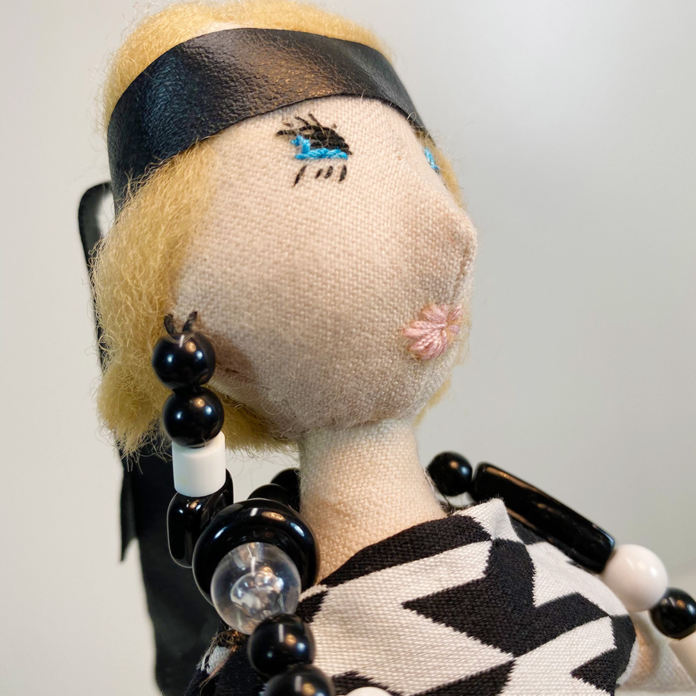Twiggy, la storia della moda in una piccola bambola di stoffa artigianale.