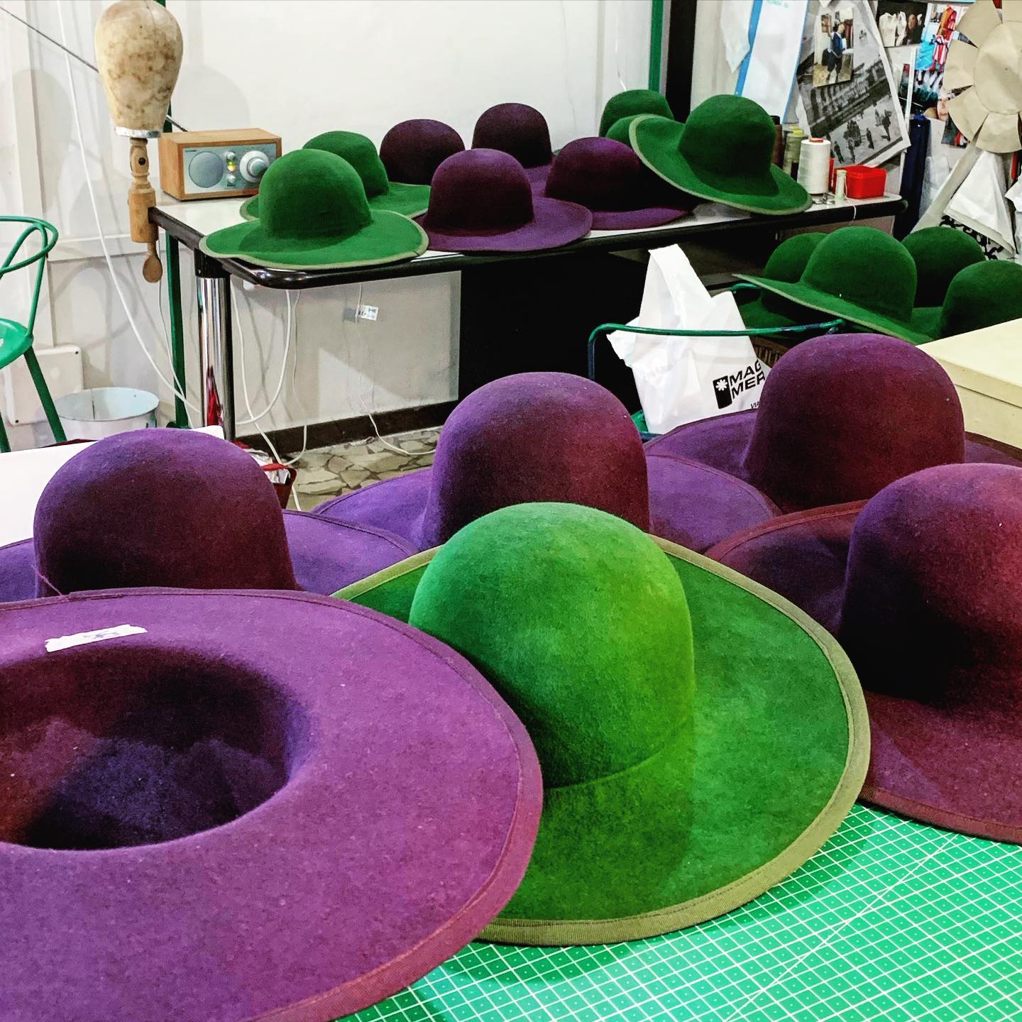 Produzione cappelli artigianali per lo spettacolo
