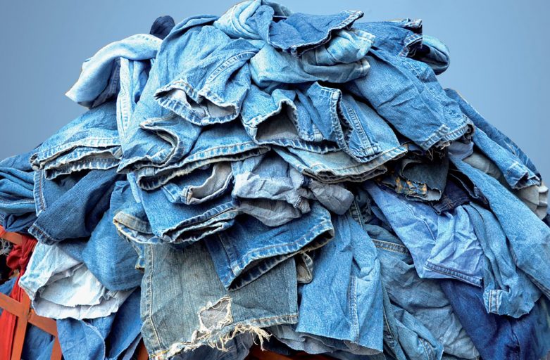 Riciclare jeans: il servizio di raccolta Reejeansami